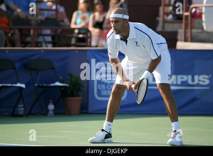20 juillet 2010 - Johns Creek, Georgia, États-Unis - 20 juillet : Jour 2 Championnats de Tennis d'Atlanta. James Blake, de l'USA renvoie la balle à Taylor Dent des USA au jour 2 du Championnat de Tennis d'Atlanta à Atlanta, Géorgie. Crédit obligatoire : Aaron Gilbert / Southcreek Global (Image Crédit : © Aaron Gilbert/ZUMApress.com) Southcreek/mondial Banque D'Images