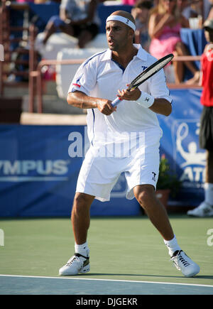 20 juillet 2010 - Johns Creek, Georgia, États-Unis - 20 juillet : Jour 2 Championnats de Tennis d'Atlanta. James Blake, de l'USA renvoie la balle à Taylor Dent des USA au jour 2 du Championnat de Tennis d'Atlanta à Atlanta, Géorgie. Crédit obligatoire : Aaron Gilbert / Southcreek Global (Image Crédit : © Aaron Gilbert/ZUMApress.com) Southcreek/mondial Banque D'Images