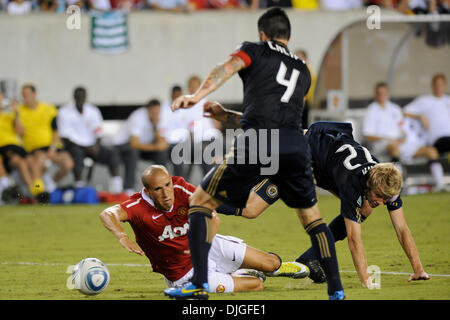 21 juillet 2010 - Philadelphie, Pennsylvanie, États-Unis d'Amérique - 21 juillet 2010 : Gabriel Obertan Manchester United (# 26) est pris en sandwich entre l'Union de Philadelphie Defender Danny Califf (# 4) et le milieu de l'Union de Philadelphie Toni Stahl (# 12) pendant qu'il seconde moitié. Manchester United a gagné le match 1-0,dans un jeu joué au Lincoln Financial Field à Philadelphie, Penns Banque D'Images