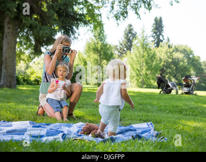 Mère Fille photographiant dans Park Banque D'Images