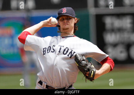 21 juillet 2010 - Oakland, Californie, États-Unis d'Amérique - 21-Juillet-2010 : Oakland, CA : Oakland Athletics accueillir les Red Sox de Boston. Le lanceur partant des Boston Red Sox Clay Buchholz (11) emplacements contre les Athletics d'Oakland. Oakland Athletics a gagné le match 6-4. Crédit obligatoire : Dinno Kovic / Southcreek Global Media (Image Crédit : © Southcreek/ZUMApress.com) mondial Banque D'Images