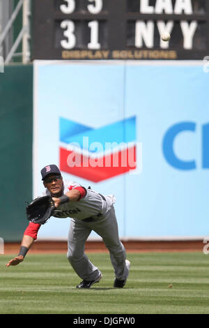 21 juillet 2010 - Oakland, Californie, États-Unis d'Amérique - 21-Juillet-2010 : Oakland, CA : Oakland Athletics accueillir le voltigeur de gauche des Boston Red Sox Eric Patterson (3) tente de faire une excellente prise au cours de la partie contre les Red Sox de Boston. Patterson n'a pas de la capture Oakland Athletics a gagné le match 6-4. Crédit obligatoire : Dinno Kovic / Southcreek Global Media (Image Crédit : Banque D'Images