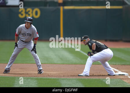 21 juillet 2010 - Oakland, Californie, États-Unis d'Amérique - 21-Juillet-2010 : Oakland, CA : Oakland Athletics accueillir les Red Sox de Boston. Red Sox de Boston court arrêt Jed Lowrie (12) prend un plomb de première base. Oakland Athletics a gagné le match 6-4. Crédit obligatoire : Dinno Kovic / Southcreek Global Media (Image Crédit : © Southcreek/ZUMApress.com) mondial Banque D'Images