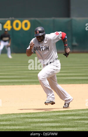 21 juillet 2010 - Oakland, Californie, États-Unis d'Amérique - 21-Juillet-2010 : Oakland, CA : Oakland Athletics accueillir les Red Sox de Boston. Red Sox de Boston le deuxième but Bill Hall (22) s'exécute à la troisième base contre les Athletics d'Oakland. Oakland Athletics a gagné le match 6-4. Crédit obligatoire : Dinno Kovic / Southcreek Global Media (Image Crédit : © Southcreek/ZUMApress.com) mondial Banque D'Images