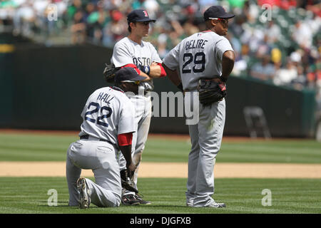 21 juillet 2010 - Oakland, Californie, États-Unis d'Amérique - 21-Juillet-2010 : Oakland, CA : Oakland Athletics accueillir les Red Sox de Boston. Red Sox de Boston court arrêt Jed Lowrie (12), Red Sox de Boston le deuxième but Dustin Pedroia (15), Red Sox de Boston de troisième but Adrian Beltre (29) attendre un changement de tangage. Oakland Athletics a gagné le match 6-4. Crédit obligatoire : Kovic / Southcr Dinno Banque D'Images