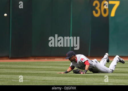 21 juillet 2010 - Oakland, Californie, États-Unis d'Amérique - 21-Juillet-2010 : Oakland, CA : Oakland Athletics accueillir le voltigeur de gauche des Boston Red Sox Eric Patterson (3) ne fait pas le prendre pendant le match contre les Red Sox de Boston. Oakland Athletics a gagné le match 6-4. Crédit obligatoire : Dinno Kovic / Southcreek Global Media (Image Crédit : © Southcreek/ZUMApress.com) mondial Banque D'Images