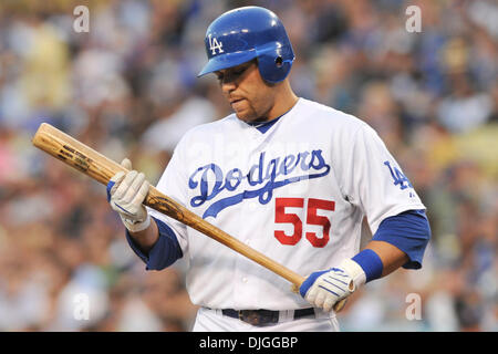 Le 22 juillet 2010 - Los Angeles, Californie, États-Unis d'Amérique - 22 juillet 2010 : Le receveur des Dodgers de Los Angeles Russell Martin (55) regarde sa bat au cours d'une chauve-souris dans la deuxième manche. Les Mets de New York face aux Dodgers de Los Angeles au Dodger Stadium à Los Angeles, Californie. Après 5 manches les Dodgers mènent les mets par un score de 1 à 0. Crédit obligatoire . : Andrew Fielding / Banque D'Images