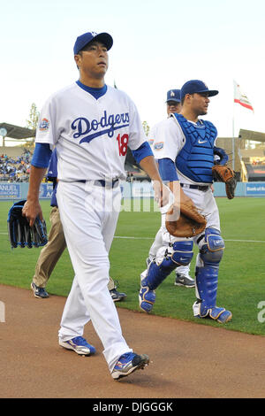 Le 22 juillet 2010 - Los Angeles, Californie, États-Unis d'Amérique - 22 juillet 2010 : le lanceur partant des Dodgers de Los Angeles, Hiroki Kuroda (18), catcher, Russell Martin (55), et l'entraîneur des lanceurs Rick Honeycutt entrée dans le champ gauche. Les Mets de New York ont été jeu blanc par les Dodgers de Los Angeles, 2-0, au Dodger Stadium à Los Angeles, Californie. Crédit obligatoire : Andrew Fielding / Banque D'Images