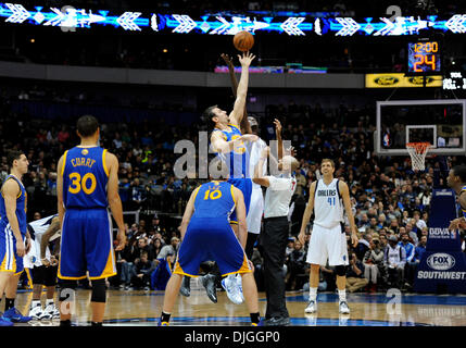 Dallas, TX, USA . 27 nov., 2013. Golden State Warriors # 12 Andrew Bogut qui centre au cours d'un match de NBA entre les Golden State Warriors et les Dallas Mavericks à l'American Airlines Center de Dallas, TX Dallas battu Golden State 103-99 Crédit : Cal Sport Media/Alamy Live News Banque D'Images