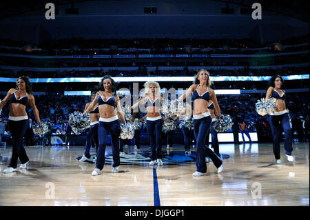 Dallas, TX, USA . 27 nov., 2013. Les Dallas Mavericks danseurs effectuer lors d'un match de NBA entre les Golden State Warriors et les Dallas Mavericks à l'American Airlines Center de Dallas, TX Dallas battu Golden State 103-99 Crédit : Cal Sport Media/Alamy Live News Banque D'Images