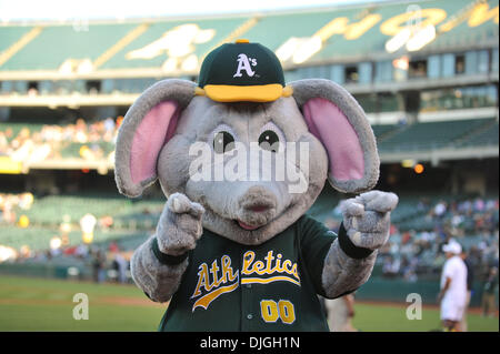 23 juillet 2010 - Oakland, CA, États-Unis d'Amérique - 23 juil 2010, Oakland, CA, USA ; l'un des incendies, la mascotte de la foule avant le match de vendredi au Oakland-Alameda County Coliseum. Les White Sox battre l'Athlétisme 5-1. Crédit obligatoire : Scott Beley / Southcreek Global Media (Image Crédit : © Southcreek/ZUMApress.com) mondial Banque D'Images