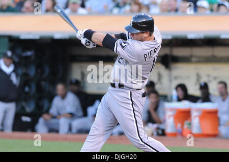 23 juillet 2010 - Oakland, CA, États-Unis d'Amérique - 23 juil 2010, Oakland, CA, USA ; Chicago White Sox catcher A.J. Pierzynski (12) les chauves-souris pendant le match de vendredi au Oakland-Alameda County Coliseum. Les White Sox battre l'Athlétisme 5-1. Crédit obligatoire : Scott Beley / Southcreek Global Media (Image Crédit : © Southcreek/ZUMApress.com) mondial Banque D'Images