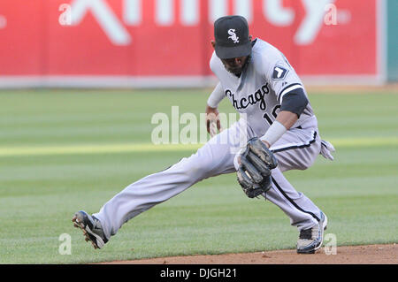 23 juillet 2010 - Oakland, CA, États-Unis d'Amérique - 23 juil 2010, Oakland, CA, USA ; Chicago White Sox shortstop Alexei Ramirez (10) Les champs le ballon pendant le match de vendredi au Oakland-Alameda County Coliseum. Les White Sox battre l'Athlétisme 5-1. Crédit obligatoire : Scott Beley / Southcreek Global Media (Image Crédit : © Southcreek/ZUMApress.com) mondial Banque D'Images