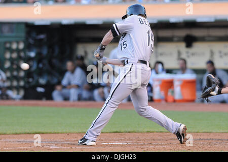 23 juillet 2010 - Oakland, CA, États-Unis d'Amérique - 23 juil 2010, Oakland, CA, USA ; White Sox de Chicago le deuxième but Gordon Beckham (15) les chauves-souris pendant le match de vendredi au Oakland-Alameda County Coliseum. Les White Sox battre l'Athlétisme 5-1. Crédit obligatoire : Scott Beley / Southcreek Global Media (Image Crédit : © Southcreek/ZUMApress.com) mondial Banque D'Images