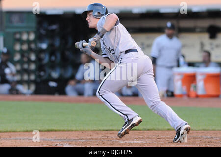 23 juillet 2010 - Oakland, CA, États-Unis d'Amérique - 23 juil 2010, Oakland, CA, USA ; White Sox de Chicago le deuxième but Gordon Beckham (15) s'exécute à la première au cours des match au Oakland-Alameda County Coliseum. Les White Sox battre l'Athlétisme 5-1. Crédit obligatoire : Scott Beley / Southcreek Global Media (Image Crédit : © Southcreek/ZUMApress.com) mondial Banque D'Images