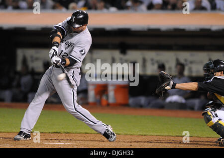 23 juillet 2010 - Oakland, CA, États-Unis d'Amérique - 23 juil 2010, Oakland, CA, USA ; Chicago White Sox catcher A.J. Pierzynski (12) les chauves-souris pendant le match de vendredi au Oakland-Alameda County Coliseum. Les White Sox battre l'Athlétisme 5-1. Crédit obligatoire : Scott Beley / Southcreek Global Media (Image Crédit : © Southcreek/ZUMApress.com) mondial Banque D'Images