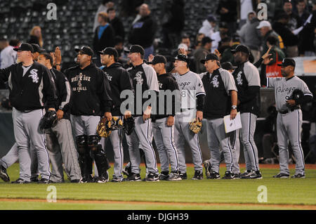 23 juillet 2010 - Oakland, CA, États-Unis d'Amérique - 23 juil 2010, Oakland, CA, USA ; les White Sox de Chicago féliciter les joueurs et entraîneurs de l'autre pendant le jeu de vendredi à Oakland-Alameda County Coliseum. Les White Sox battre l'Athlétisme 5-1. Crédit obligatoire : Scott Beley / Southcreek Global Media (Image Crédit : © Southcreek/ZUMApress.com) mondial Banque D'Images