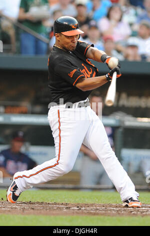 23 juillet 2010 - Baltimore, Maryland, États-Unis d'Amérique - 23 juillet 2010 : l'arrêt-court Des Orioles de Baltimore, Cesar Izturis (3) frappe un fly out de champ droit pendant la deuxième manche contre les Twins du Minnesota en visite à Camden Yards de Baltimore, MD...crédit obligatoire : Russell Tracy / Southcreek Global. (Crédit Image : © Global/ZUMApress.com) Southcreek Banque D'Images