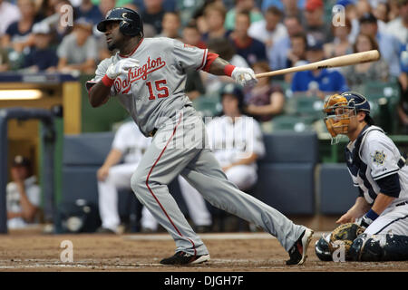 23 juillet 2010 - Milwaukee, Wisconsin, États-Unis d'Amérique - 23 juillet 2010 : Washington Nationals le deuxième but Christian Guzman (15 hits) une chambre double au cours de la 3ème manche du match entre les Milwaukee Brewers et Nationals de Washington à Miller Park de Milwaukee, Wisconsin. Les brasseurs, défait les tiers 7-5. Crédit obligatoire : John Rowland / Southcreek Crédit Global (Im Banque D'Images