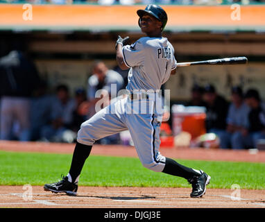 24 juillet 2010 - Oakland, CA, États-Unis d'Amérique - 24 juillet 2010 : le voltigeur des Chicago White Sox Juan Pierre (1) en action pendant le match entre l'Oakland A's et les White Sox de Chicago au Oakland-Alameda County Coliseum à Oakland CA. L'un défait les White Sox 10-2. Crédit obligatoire : Damon Tarver/ Southcreek Global. (Crédit Image : © Southcreek Global/ZUMApress.com Banque D'Images