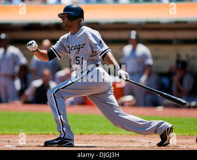 24 juillet 2010 - Oakland, CA, États-Unis d'Amérique - 24 juillet 2010 : Chicago White Sox champ centre Alex Rios (51) en action pendant le match entre l'Oakland A's et les White Sox de Chicago au Oakland-Alameda County Coliseum à Oakland CA. L'un défait les White Sox 10-2. Crédit obligatoire : Damon Tarver/ Southcreek Global. (Crédit Image : © Southcreek Global/ZUMApress.co Banque D'Images