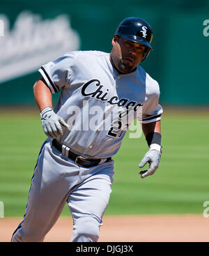 24 juillet 2010 - Oakland, CA, États-Unis d'Amérique - 24 juillet 2010 : Chicago White Sox catcher Ramon Castro (27) en action pendant le match entre l'Oakland A's et les White Sox de Chicago au Oakland-Alameda County Coliseum à Oakland CA. L'un défait les White Sox 10-2. Crédit obligatoire : Damon Tarver/ Southcreek Global. (Crédit Image : © Global/ZUMApress.com) Southcreek Banque D'Images