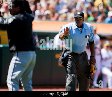 24 juillet 2010 - Oakland, CA, États-Unis d'Amérique - 24 juillet 2010 : Accueil arbitre Laz Diaz met en garde les Sox Manager Ozzie Guillen pour retourner à l'étang-réservoir pendant le jeu entre l'Oakland A's et les White Sox de Chicago au Oakland-Alameda County Coliseum à Oakland CA. L'un défait les White Sox 10-2. Crédit obligatoire : Damon Tarver/ Southcreek Global. (Crédit Image : © South Banque D'Images