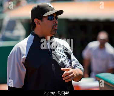 24 juillet 2010 - Oakland, CA, États-Unis d'Amérique - 24 juillet 2010 : Blanc Sox Manager Ozzie Guillen avant le match entre l'Oakland A's et les White Sox de Chicago au Oakland-Alameda County Coliseum à Oakland CA. L'un défait les White Sox 10-2. Crédit obligatoire : Damon Tarver/ Southcreek Global. (Crédit Image : © Global/ZUMApress.com) Southcreek Banque D'Images