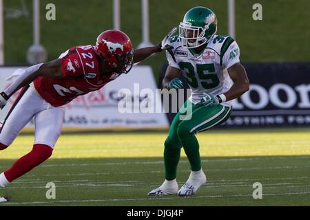 24 juillet 2010 - Calgary, Alberta, Canada - 24 juillet 2010 : Calgary Stampeders arrière défensif Brandon Browner (27) tente de bloquer la sécurité des Roughriders de la Saskatchewan Daniel Francis (35) pendant un match au stade McMahon de Calgary, Alberta..Crédit obligatoire : Irena Thompson / Southcreek Global (Image Crédit : Â© Southcreek/ZUMApress.com) mondial Banque D'Images