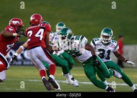 24 juillet 2010 - Calgary, Alberta, Canada - 24 juillet 2010 : Saskatchewan Roughriders arrière défensif Leron Mitchell (25) tente de bloquer les Stampeders de Calgary receveur Deon Murphy (24) pendant un match au stade McMahon de Calgary, Alberta..Crédit obligatoire : Irena Thompson / Southcreek Global (Image Crédit : Â© Southcreek/ZUMApress.com) mondial Banque D'Images