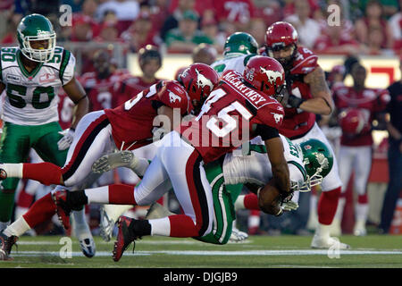 24 juillet 2010 - Calgary, Alberta, Canada - 24 juillet 2010 : Calgary Stampeders secondeurs Karl McCartney (45) et Robert McCune (46) s'attaquer aux Roughriders de la Saskatchewan d'utiliser de nouveau Hugh Charles (21) au cours d'un match contre les Stampeders de Calgary au stade McMahon de Calgary, Alberta. Les Stampeders de Calgary a défait les Roughriders de la Saskatchewan 40 à 20..Crédit obligatoire : Irena Thompson Banque D'Images