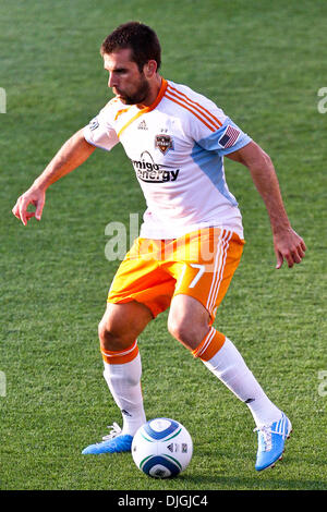 24 juillet 2010 - Columbus, Ohio, États-Unis d'Amérique - 24 juillet 2010 : Dynamo defender Mike Chabala (17) au premier semestre correspondent à l'action. Le Columbus Crew défait le Dynamo de Houston 3-0 à Crew Stadium à Columbus, Ohio. Crédit obligatoire . : Scott W. Grau / Southcreek Global (Image Crédit : © Southcreek/ZUMApress.com) mondial Banque D'Images