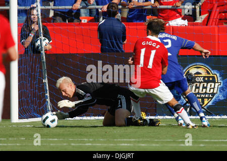 25 juillet 2010 - Kansas City, Missouri, États-Unis - 25 juillet 2010 : Kansas City Wizards gardien Jimmy Nielsen (1) s'arrête le coup de milieu de terrain de Manchester United, Ryan Giggs (11) pendant le match de dimanche, entre le Kansas City Wizards et Manchester United au Arrowhead Stadium de Kansas City, Missouri. (Crédit Image : © James Allison/ZUMApress.com) Southcreek/mondial Banque D'Images