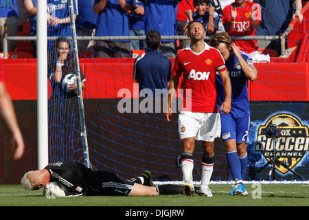 25 juillet 2010 - Kansas City, Missouri, États-Unis - 25 juillet 2010 : Kansas City Wizards gardien Jimmy Nielsen (1) s'arrête le coup de milieu de terrain de Manchester United, Ryan Giggs (11) pendant le match de dimanche, entre le Kansas City Wizards et Manchester United au Arrowhead Stadium de Kansas City, Missouri. (Crédit Image : © James Allison/ZUMApress.com) Southcreek/mondial Banque D'Images