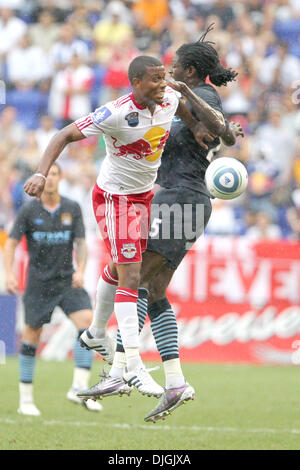 25 juillet 2010 - Harrison, New Jersey, États-Unis d'Amérique - 25 juillet 2010 : New York Red Bulls defender Jeremy Hall (# 17) maintient le cueilleur de Manchester City l'avant John Guidetti (# 25) andduring le jeu tenue à la Barclay, défi Red Bull Arena, Harrison, NJ..Crédit obligatoire : Anthony Gruppuso / Southcreek Global. (Crédit Image : Â© Southcreek/ZUMApress.com) mondial Banque D'Images