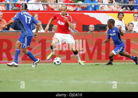 25 juillet 2010 - Kansas City, Missouri, États-Unis d'Amérique - 25 juillet 2010 : Gabriel Obertan Manchester United (26) dribble le ballon entre deux défenseurs pendant le match de dimanche, entre le Kansas City Wizards et Manchester United au Arrowhead Stadium de Kansas City, Missouri..Crédit obligatoire : James Allison / Southcreek Global (Image Crédit : © Southcreek/ZUMAp mondial Banque D'Images