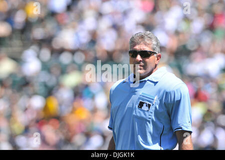 25 juillet 2010 - Oakland, CA, États-Unis d'Amérique - 25 juil 2010, Oakland, CA, USA ; Oakland Athletics Home arbitre John Hirschbeck pendant le match de dimanche à Oakland-Alameda County Coliseum. L'athlétisme a battu le White Sox 6-2 et remporte la série. Crédit obligatoire : Scott Beley / Southcreek Global Media (Image Crédit : © Southcreek/ZUMApress.com) mondial Banque D'Images