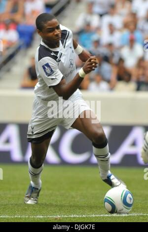 25 juillet 2010 - Harrison, New Jersey, États-Unis d'Amérique - 25 juillet 2010 -Tottenham Hotspur FC Foward Jonathan Obika (# 34) sur le chemin de la cotation Spurs deuxième but en tant que Premier League anglaise face à Tottenham Hotspur Club Club Super Liga Sporting Club de Portugal dans le troisième match de la Barclays New York Défi Football chez Red Bull Stadium à Harrison, New Jersey. Spurs tirer w Banque D'Images