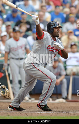 25 juillet 2010 - Milwaukee, Wisconsin, États-Unis d'Amérique - 25 juillet 2010 : Washington Nationals' Cristian Guzman (15) à la masse à la première au cours de la 8e manche du match entre les Milwaukee Brewers et Nationals de Washington à Miller Park de Milwaukee, Wisconsin. Les brasseurs, défait les tiers 8-3 pour balayer les trois séries de jeux. Crédit obligatoire : John Rowland / Sud Banque D'Images