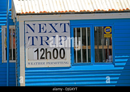 Inscrivez-vous publicité whale cruises à Hermanus sur la côte sud de la province du Cap-Occidental en Afrique du Sud. Banque D'Images