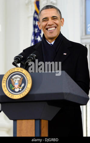 Washington DC, USA. 27 nov., 2013. Le président des États-Unis, Barack Obama fait les commentaires comme il réhabilitations la dinde de Thanksgiving National lors d'une cérémonie sur l'Amérique du portique de la Maison Blanche à Washington DC, USA, 27 novembre 2013. C'est le 66e anniversaire de la Dinde de Thanksgiving présentation Crédit : © dpa/Alamy Live News Banque D'Images