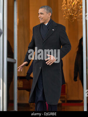 Washington DC, USA . 27 nov., 2013. Washington DC, USA. 27 nov., 2013. Washington DC, USA. 27 nov., 2013. Le président des États-Unis Barack Obama arrive à pardonner la dinde de Thanksgiving au cours d'une cérémonie sur l'Amérique du portique de la Maison Blanche à Washington DC, USA, 27 novembre 2013. C'est le 66e anniversaire de la présentation de l'action de la Turquie. © dpa/Alamy Live News Crédit : afp photo alliance/Alamy Live News Banque D'Images