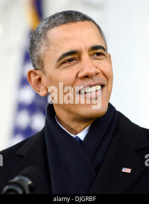 Washington DC, USA . 27 nov., 2013. Washington DC, USA. 27 nov., 2013. Washington DC, USA. 27 nov., 2013. Le président des États-Unis, Barack Obama fait les commentaires comme il réhabilitations la dinde de Thanksgiving National lors d'une cérémonie sur l'Amérique du portique de la Maison Blanche à Washington DC, USA, 27 novembre 2013. C'est le 66e anniversaire de la présentation de l'action de la Turquie. © dpa/Alamy Live News Crédit : afp photo alliance/Alamy Live News Banque D'Images