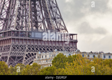 La Tour Eiffel s'élève au-dessus des toits sur une morne matin de novembre. Banque D'Images