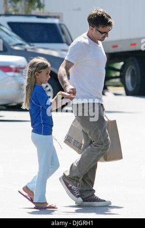 David Arquette shopping avec sa fille Coco dans Beverly Hills Los Angeles, Californie - 16.07.12 Banque D'Images