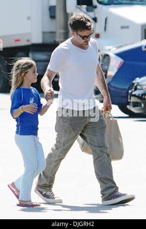 David Arquette shopping avec sa fille Coco dans Beverly Hills Los Angeles, Californie - 16.07.12 Banque D'Images