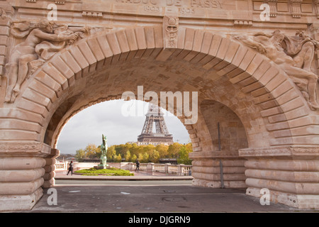 Regardant à travers le viaduc de Passy sur Pont Bir Hakeim à la Tour Eiffel. Banque D'Images