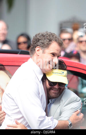 Zach Galifianakis et Will Ferrell promouvoir leur film 'La campagne' du Grove sur l'entertainment news show 'Extra' Los Angeles, Californie - 17.07.12 Banque D'Images