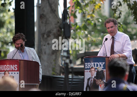 Zach Galifianakis et Will Ferrell promouvoir leur film 'La campagne' du Grove sur l'entertainment news show 'Extra' Los Angeles, Californie - 17.07.12 Banque D'Images