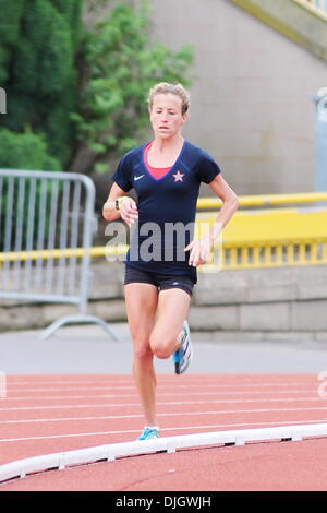 Amy Hastings (10k) de train à l'Alexander Stadium. L'équipe olympique USA prendre part à un festival sportif pour les écoliers de la ville de Alexander Stadium, Perry Park. Birmingham, Angleterre - 07.19.12. Banque D'Images
